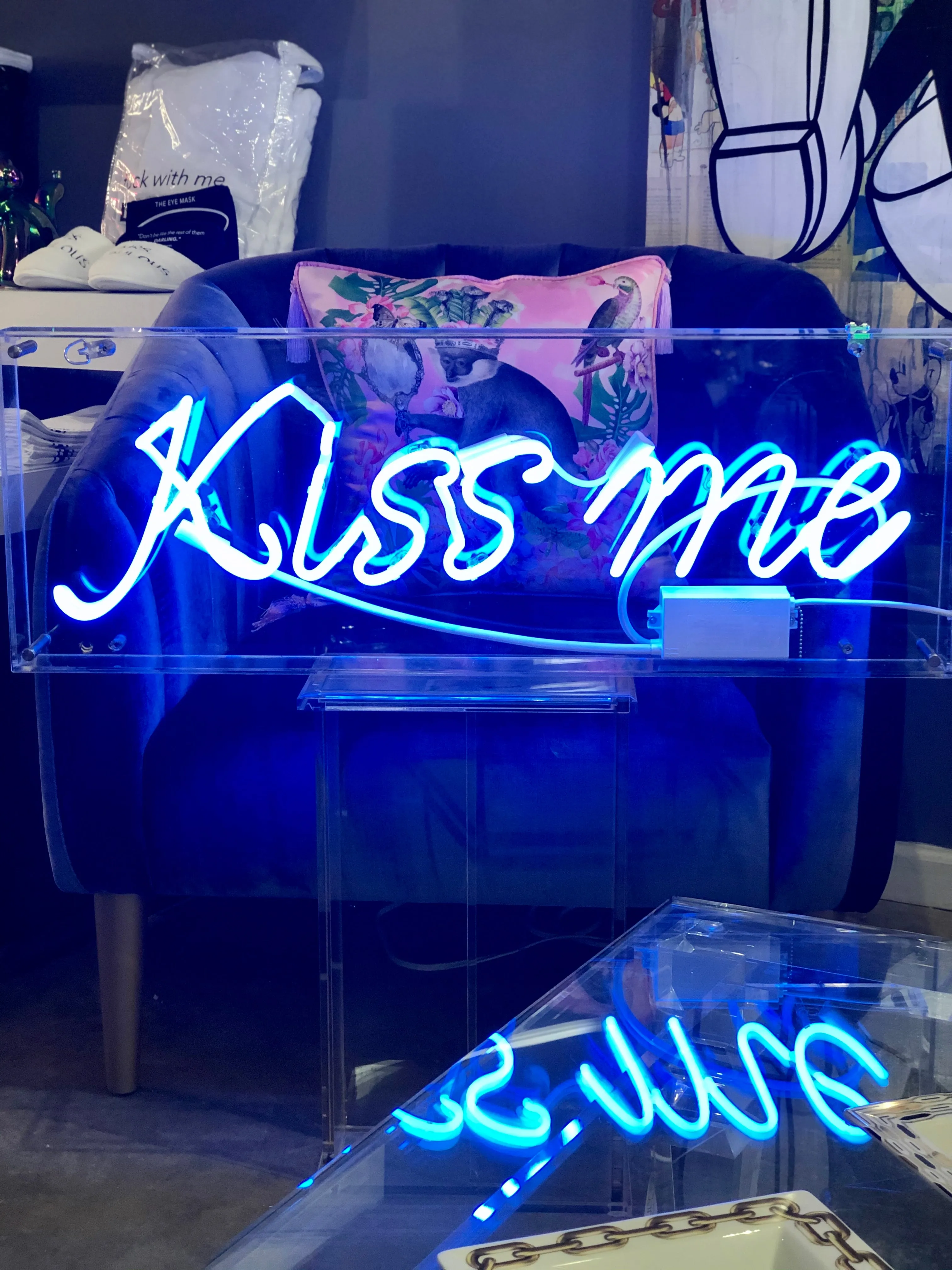 CUSTOM GLASS NEON SIGN "KISS ME"